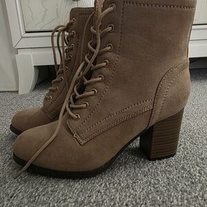 NWOT Journee Collection Ankle Boot With Side Zipper Size 6.5 Taupe And Brown